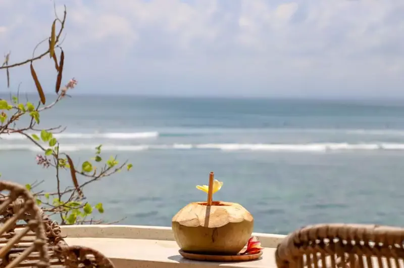 Coconut and a lefhand wave