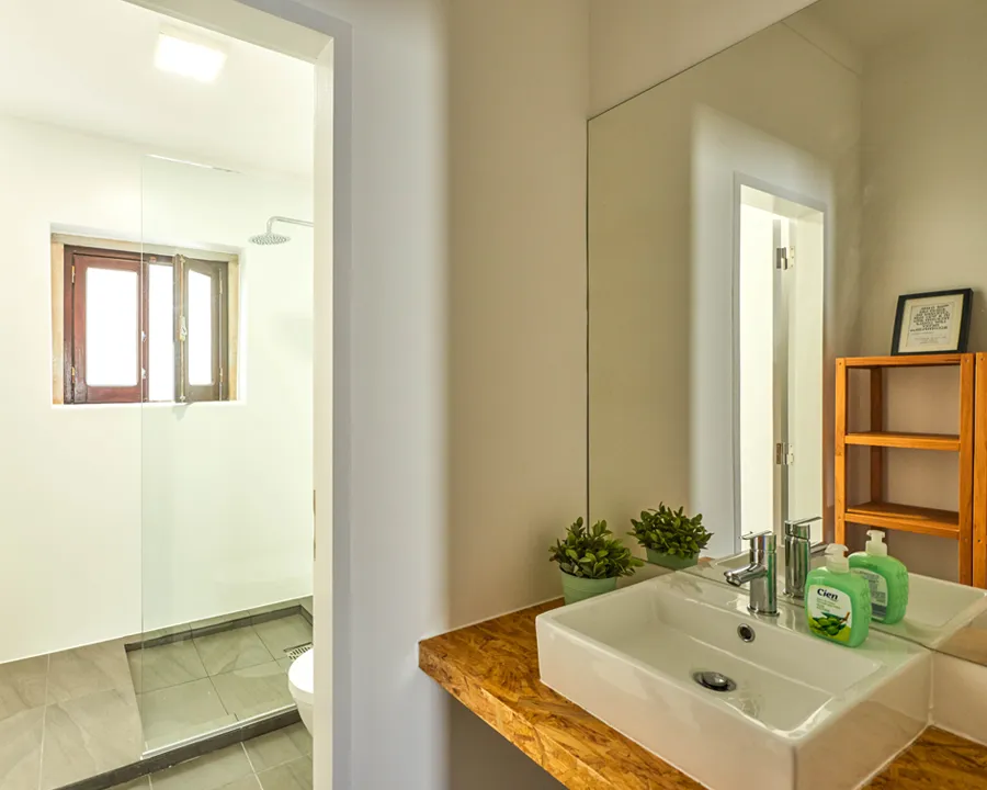 Lizandro Surf Camp Bathroom