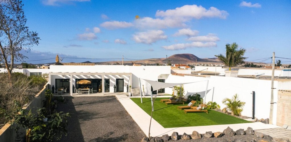 surfcamp-lajares-villa-kiana-exterior-y-jardin-1024x500