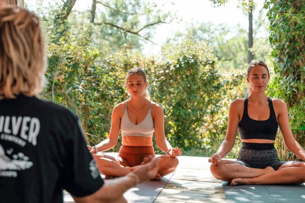 csm_24-plus-surfcamp-moliets-frankreich-yoga-deck_1b94121f39