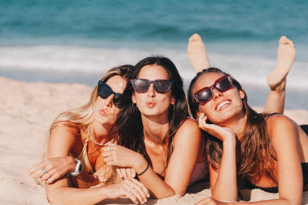 csm_puresurfcamps-frankreich-24-plus-surfcamp-moliets-girls-surfurlaub-chillen-am-strand_1ee3fa6a67