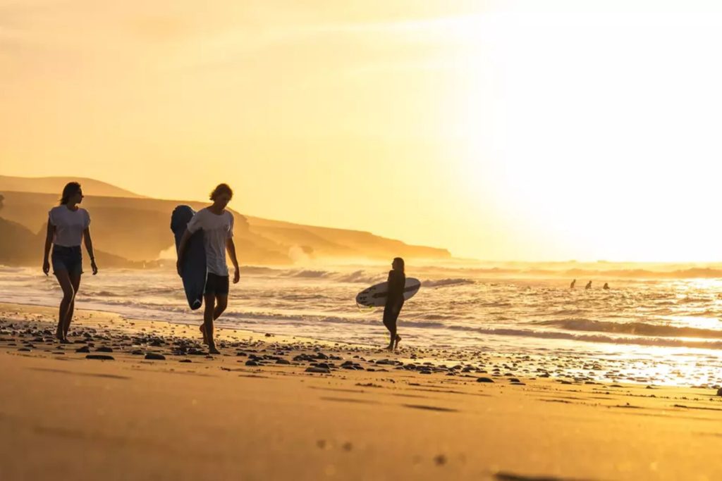 csm_puresurfcamps-kanaren-fuerteventura-canaries-surfcamp-pure-lifestyle-surf-lodge-surflodge-surfen-sunset_aaf6cd991f