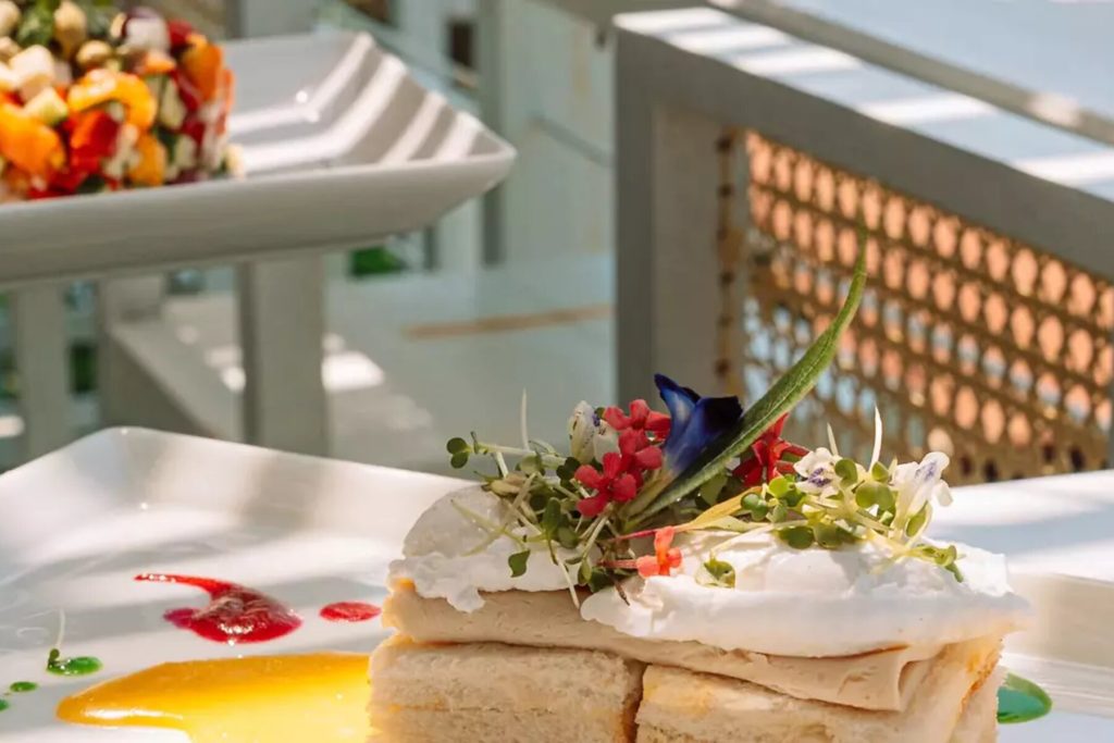 csm_surfhouse-sri-lanka-weligama-ausblick-dachterrasse-lunch-sandwich_72b695f15c