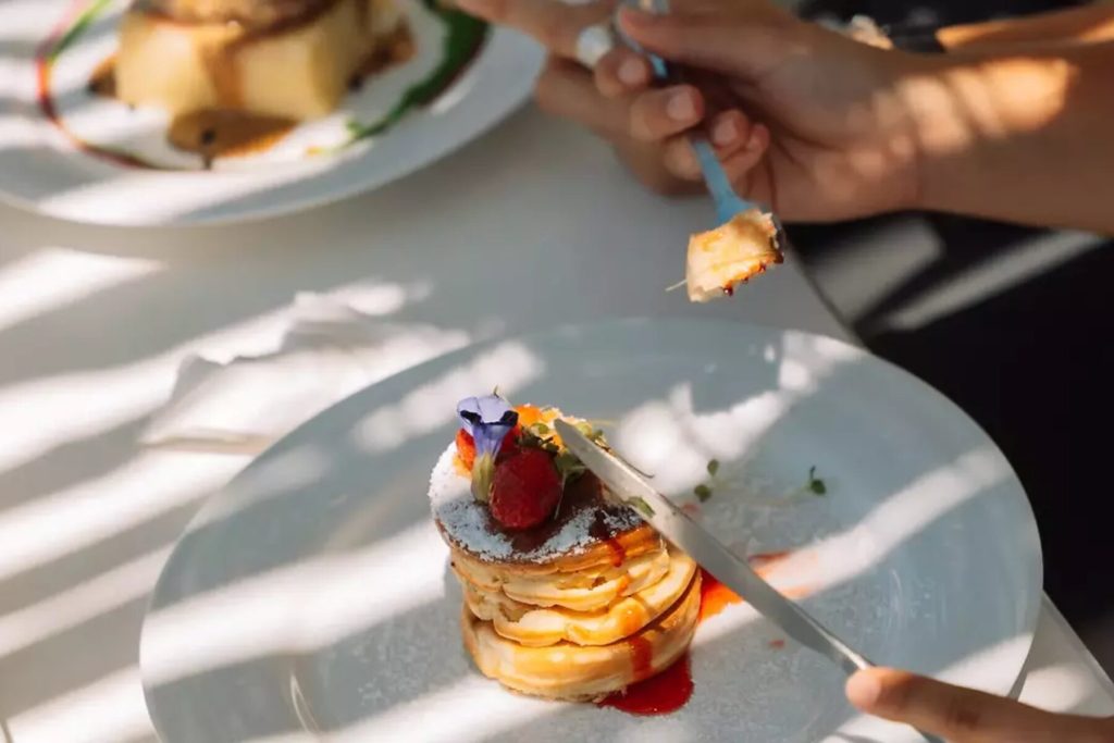 csm_surfhouse-sri-lanka-weligama-ausblick-dachterrasse-pancakes_da0dd67b7d