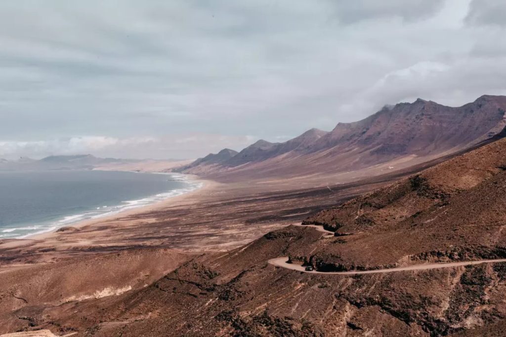 csm_wellenreiten-guiding-puresurfcamps-surf-wellen-surfschule-anfaenger-fortgeschritten-lesson-unterricht-kurs-intermediate-advanced-fuerteventura-canaries-kanaren-surflodge-2271_ad4aacda76