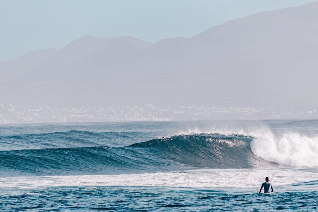 csm_wellenreiten-guiding-puresurfcamps-surf-wellen-surfschule-anfaenger-fortgeschritten-lesson-unterricht-kurs-intermediate-advanced-fuerteventura-canaries-kanaren-surflodge-9820_c7a06fccc4