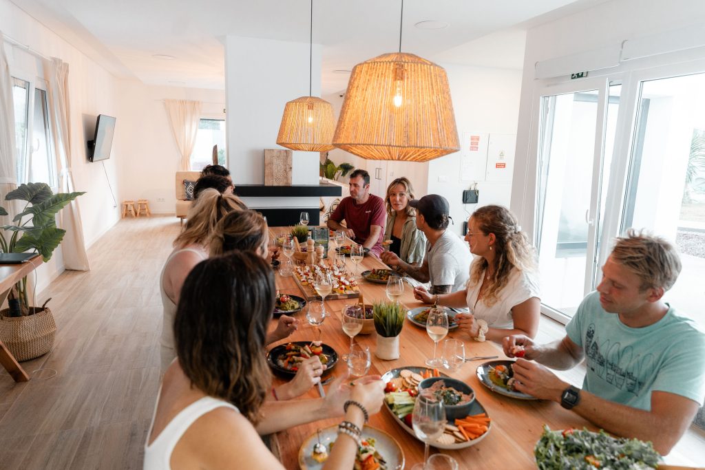 esszimmer-abendessen-surfcamp-portugal-azores-verpflegung-essen-09721
