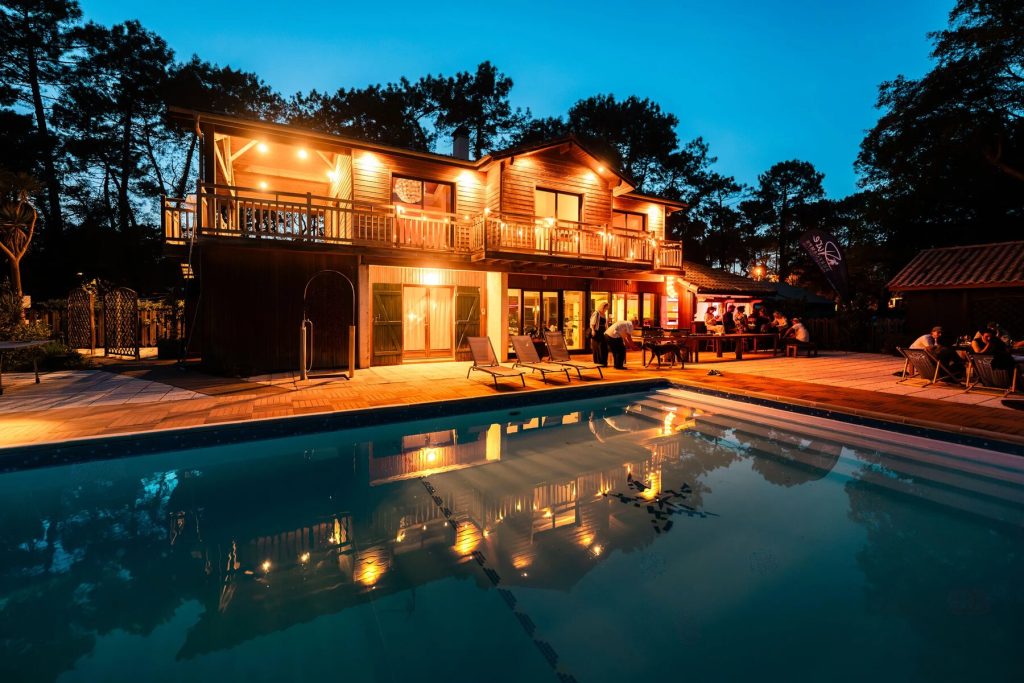 france-new-surfcamp-soustons-plage-frankreich-camp-bei-nacht