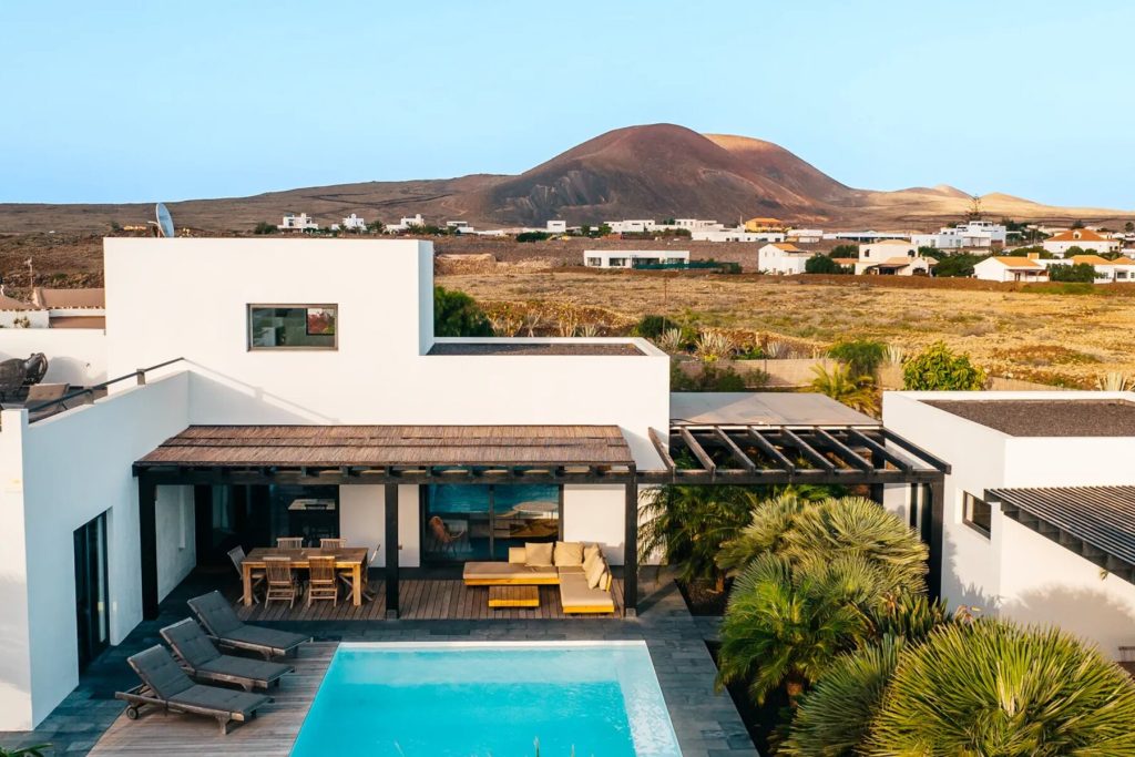 fuerteventura-puresurfcamps-kanaren-lajares-surflodge-canaries-wellenreiten-vulkan-2495x1068-crop-default-0-194-2495-1069