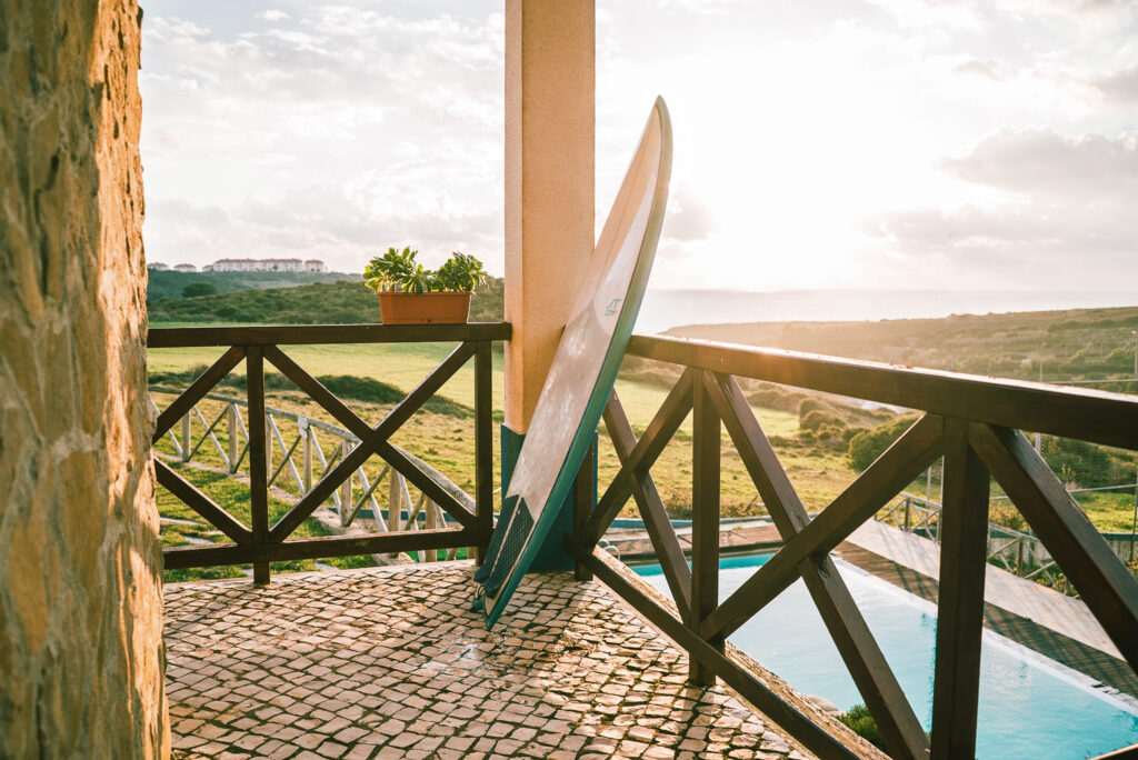 puresurfcamps-sunset-surflodge-ericeira-portugal-ausblick-pool