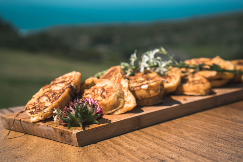 puresurfcamps-sunset-surflodge-ericeira-portugal-doppelzimmer-dinner-im-freien