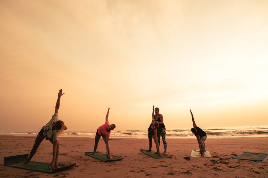 puresurfcamps-sunset-surflodge-ericeira-portugal-strand-yoga