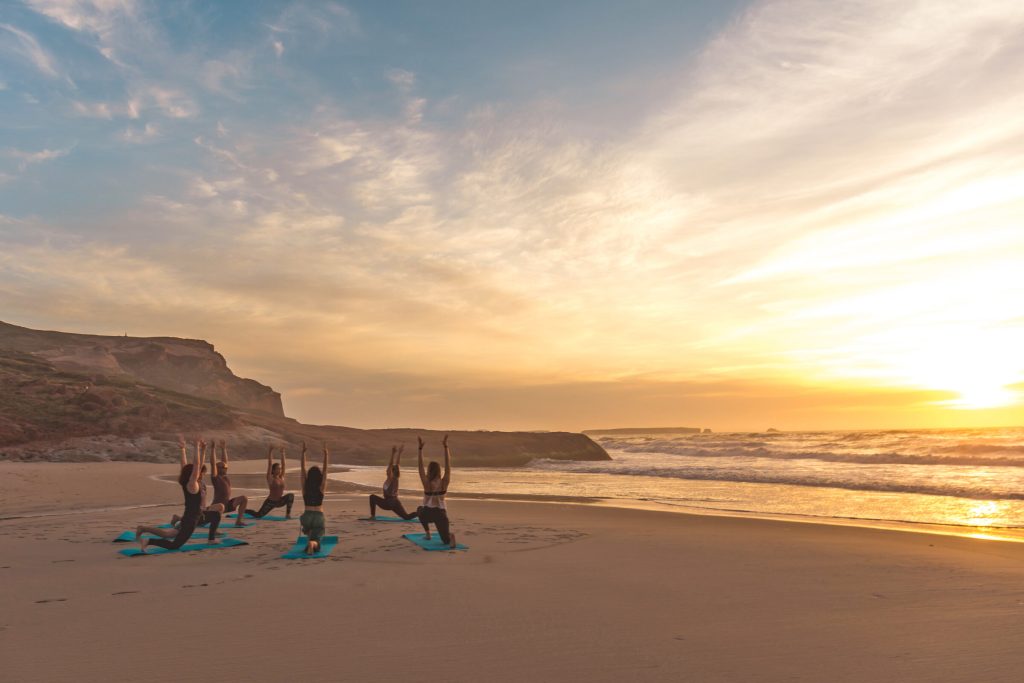 puresurfcamps-surfcamp-peniche-portugal-strand-yoga