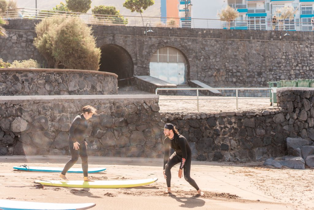 puresurfcamps-surfcamp-surflesson-surfing-howtosurf-teneriffa-north-alexzirke-bigwaves-villa-surfhouse-lodge-private-pool-goodvibes-00035