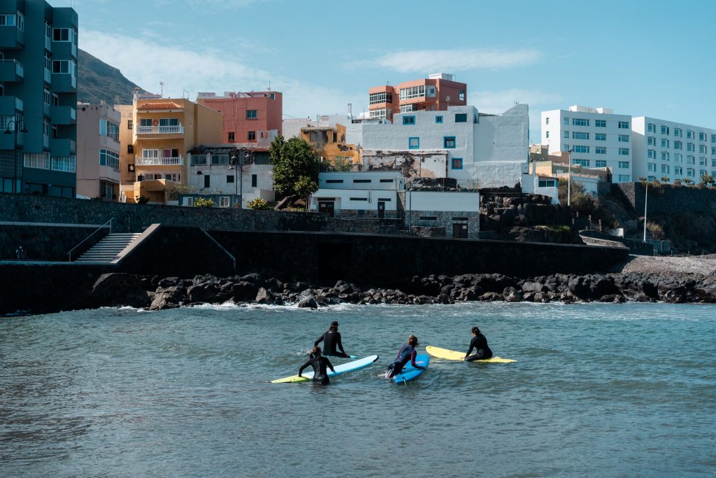 puresurfcamps-surfcamp-surflesson-surfing-howtosurf-teneriffa-north-alexzirke-bigwaves-villa-surfhouse-lodge-private-pool-goodvibes-00093