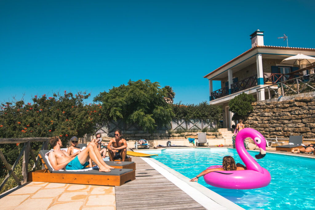 sunset-surflodge-ericeira-puresurfcamps-surfcamp-ericeira-chillen-am-pool-seaview