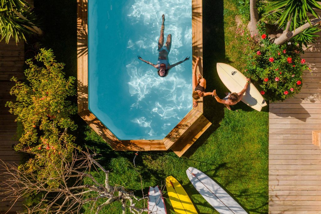 surfcamp-peniche-relaxen-am-pool
