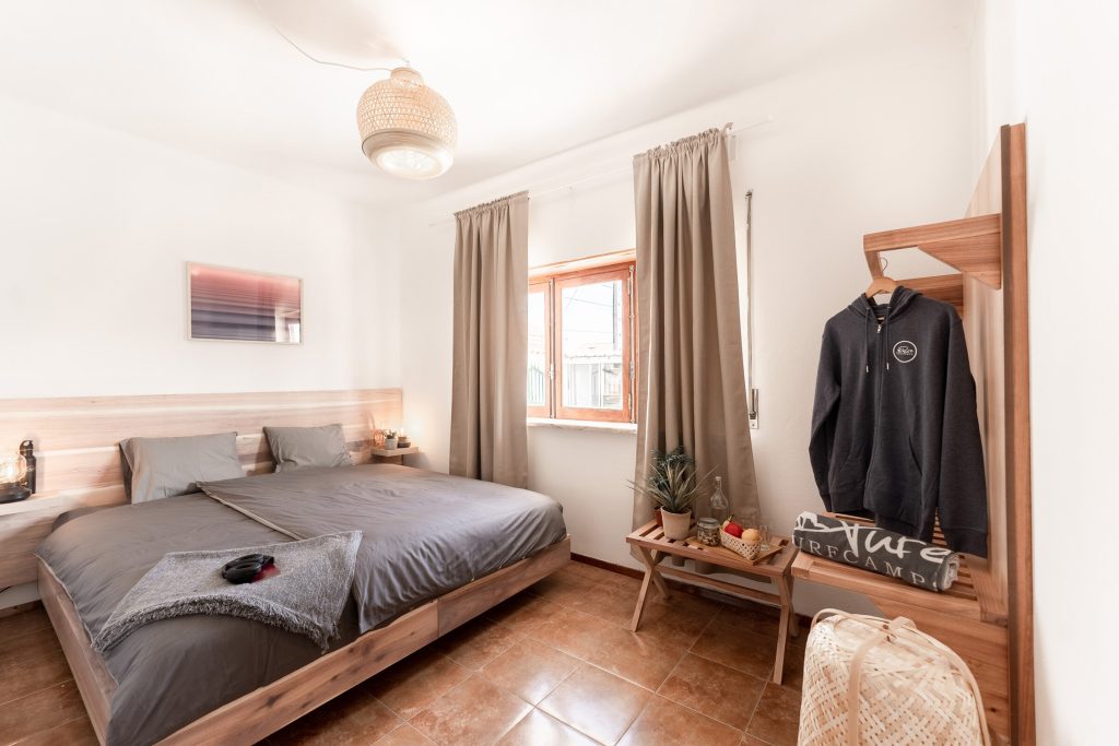 surfcamp-peniche-zimmer-holzmoebel