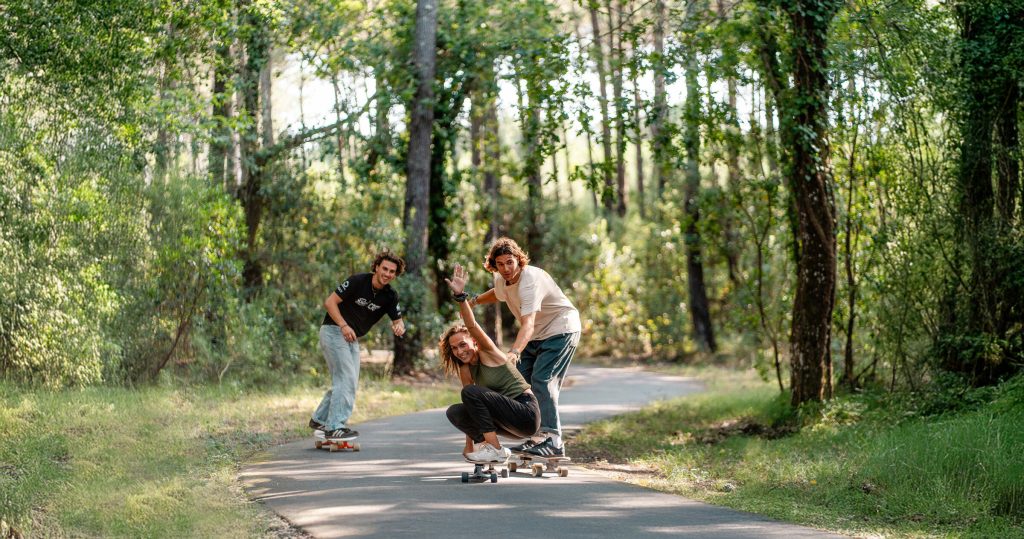 surfcamp-vieux-boucau-frankreich-longboarden-pinienwald