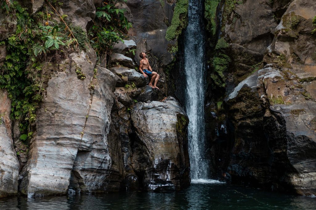 wasserfall-umgebung-landschaft-natur-portugal-azores--00065