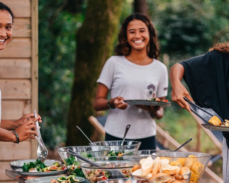 csm_puresurfcamps-frankreich-seignosse-estagnots-lifestyle-bbq-girls_1c2dfed8d7-5x4