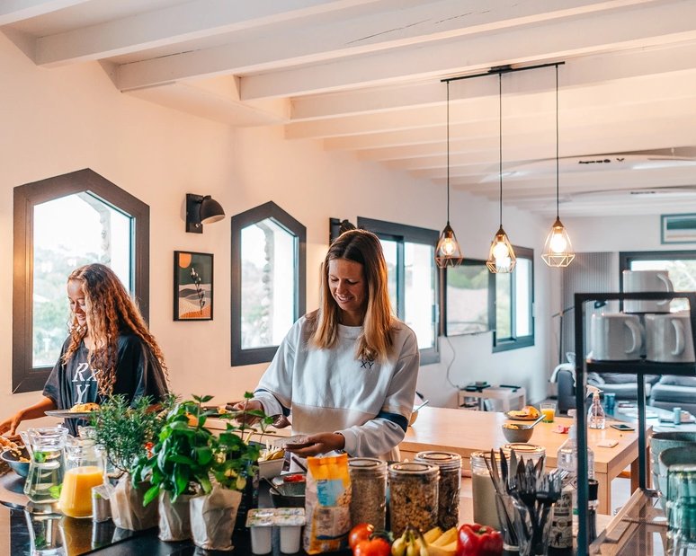 csm_puresurfcamps-frankreich-seignosse-estagnots-lifestyle-kitchen-breakfast_b3b6a2c5fd-5x4