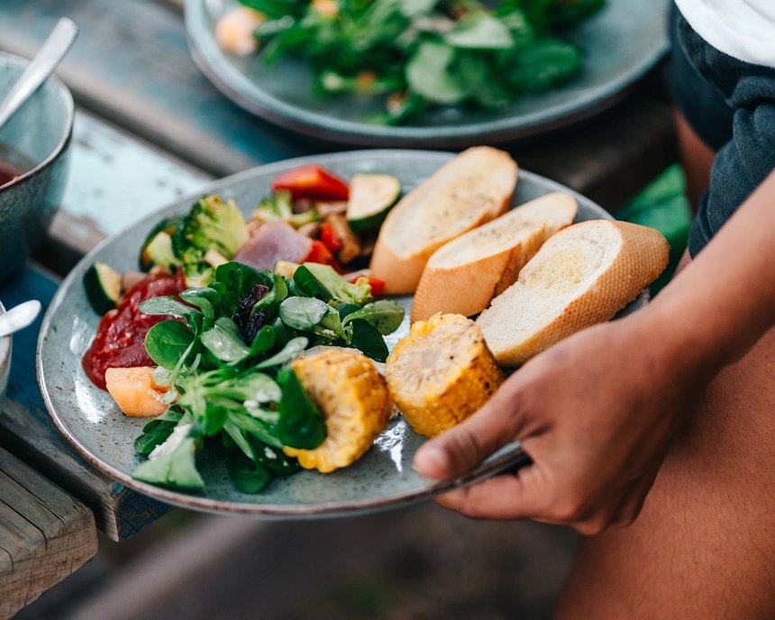 csm_puresurfcamps-frankreich-seignosse-estagnots-lifestyle-surf-salad-plate_ce86d4b496-5x4