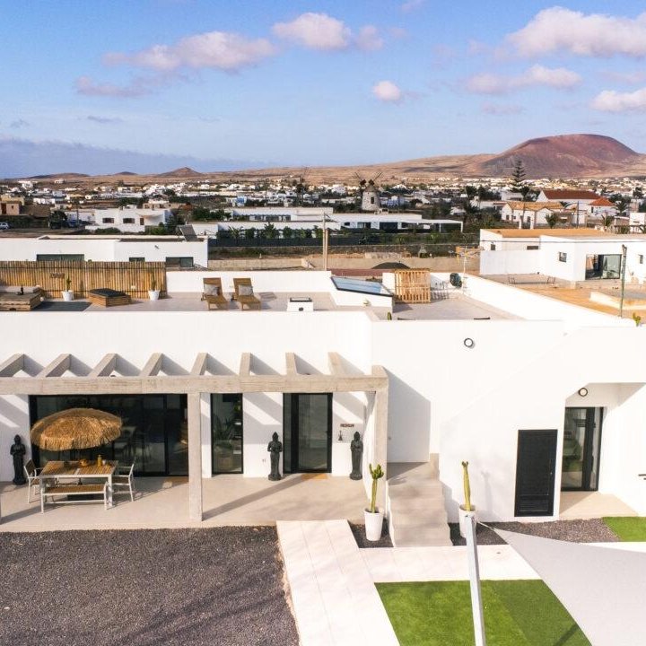 exterior-terraza-surfcamp-lajares-square