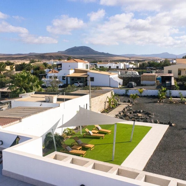 exterior-vista-surfcamp-lajares-square