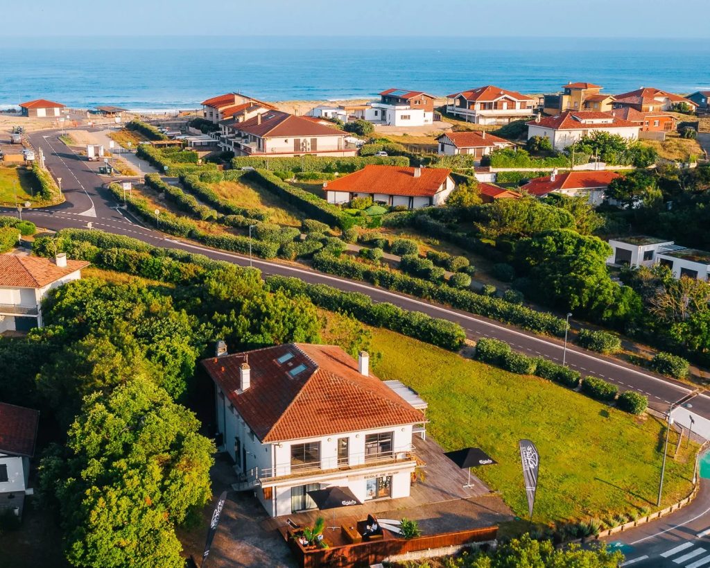 puresurfcamps-surfcamp-seignosse-frankreich-haus-beach-surfcheck-2497x1188-crop-default-0-49-2497-1189-5x4