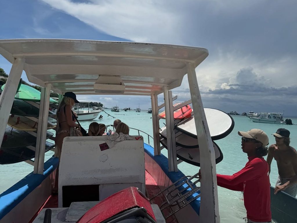 Just literal paradise with @mojo.surf Use code LIBBY5 for $$$ off any of their camps or surf les (2)