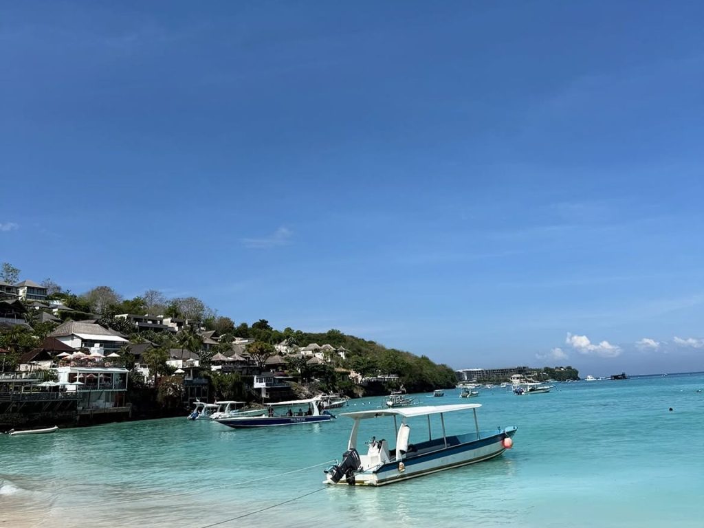 Just literal paradise with @mojo.surf Use code LIBBY5 for $$$ off any of their camps or surf les (3)