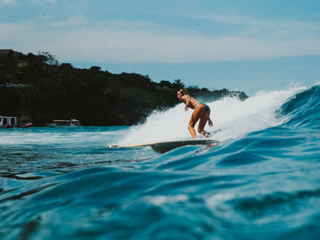 lembongan-mojosurf-surfergirl-800x460