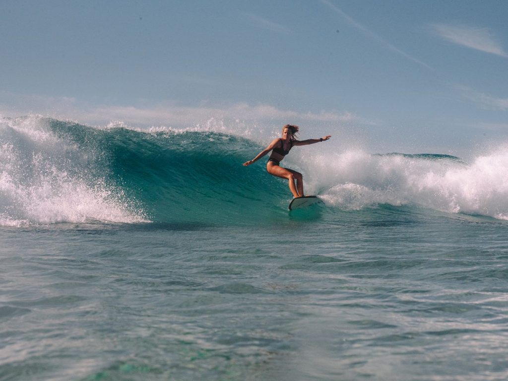 mojosurf_girlonwave
